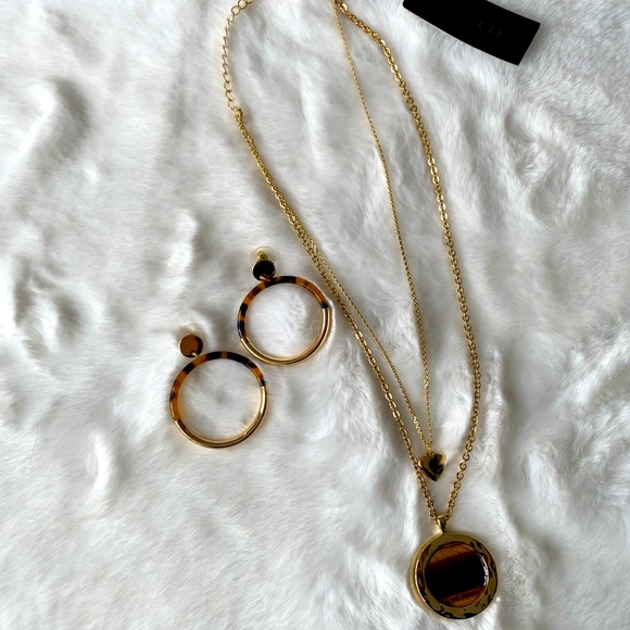 RW&CO Gold and Tortoise Shell Hoop Earrings - Picture 2 of 2